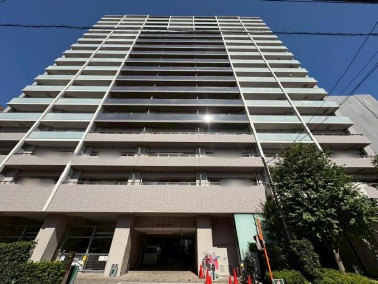 外観 グレーとホワイトのツートンカラーのタイル張りが高級感を醸し出します