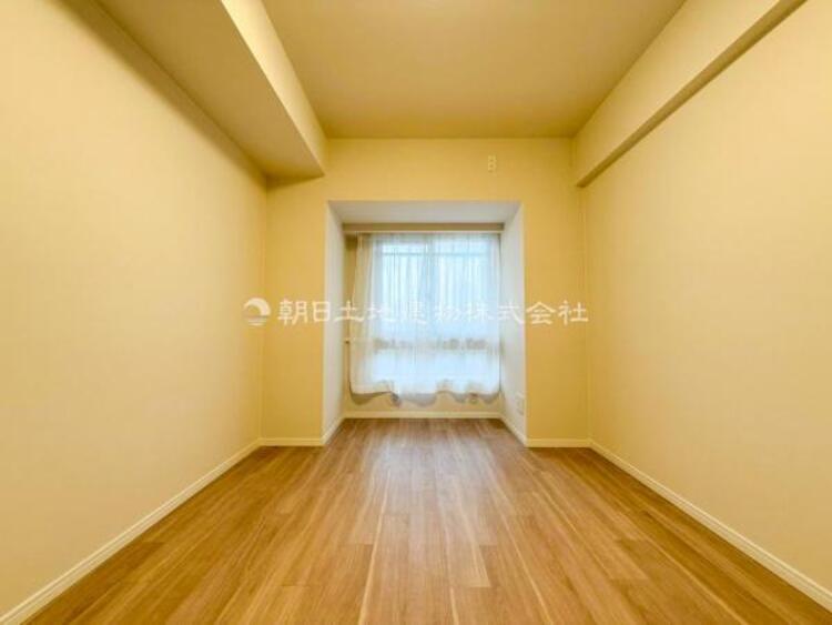 内装 穏やかな寛ぎあじわえるお部屋では有意義な時間がつくれます！大きな窓からと陽光が注がれる明るい空間！光もアクセントの一つとして。一人時間も充実したものにできるプライベートルームは日々を豊かにします！！