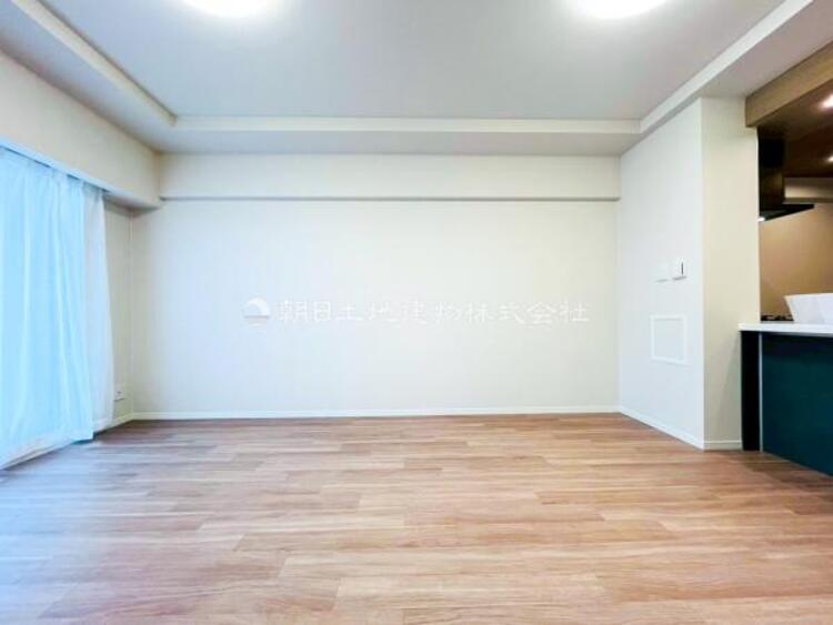 居間 お天気が晴れの日は照明をつけなくても充分明るいリビングです！どこか落ち着きのある広々とした内装です！