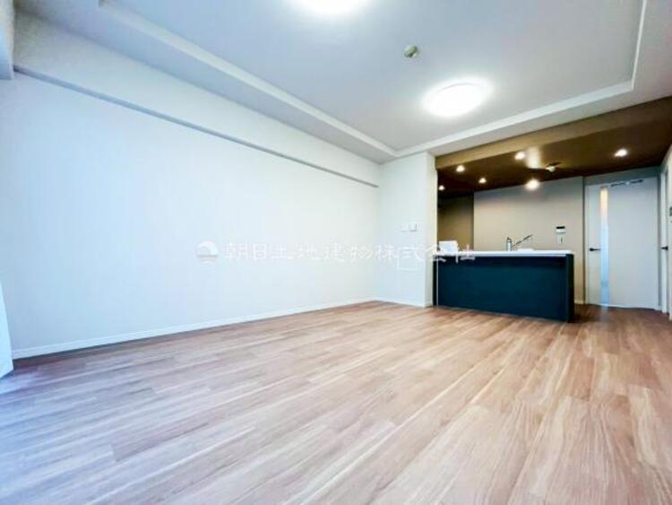 居間 リビングにあふれる採光と心地よい風のつどう調和された空間！！生活を彩る充実した日々が過ごせそうです。家族の滞在期間が長くなることを予測して、設計士が思いと工夫をこらした自慢のリビングダイニング！！！