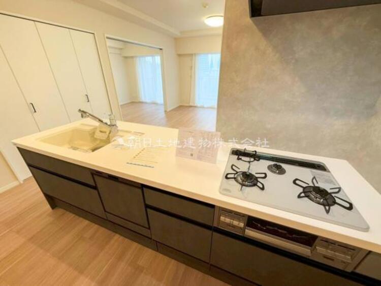 キッチン 【キッチン】広く取られたキッチンスペースはとても便利です。お料理をする人も開放感が心地いいです。