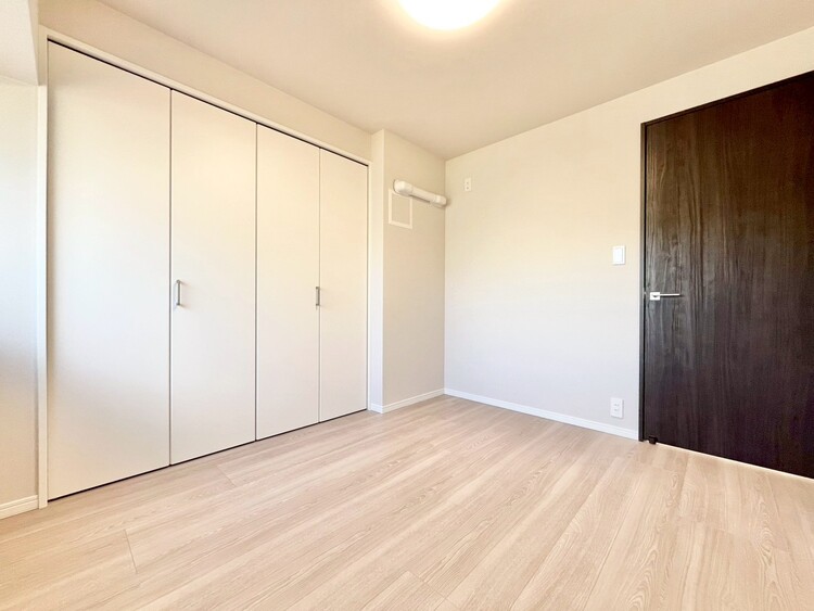 寝室 ベッドも十分に設置するスペースがあります。