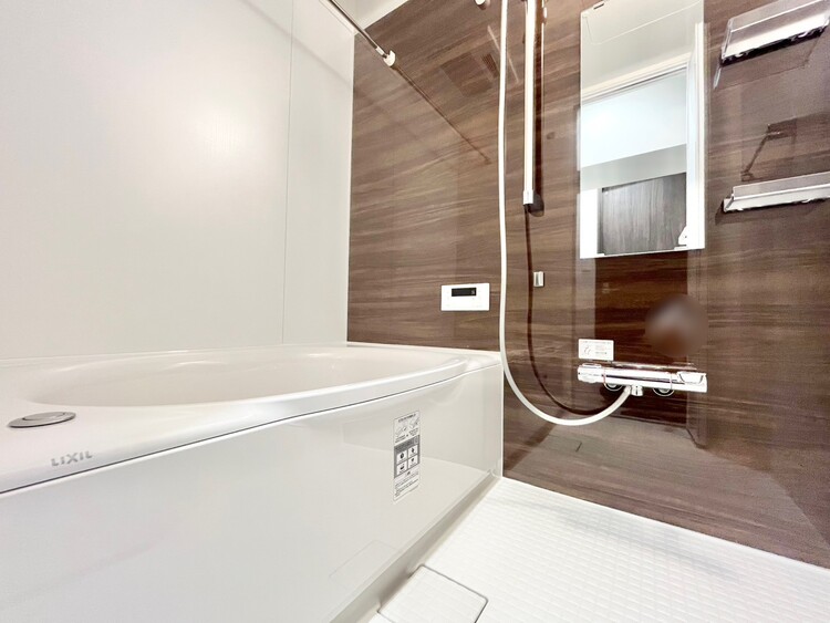 風呂 一日の疲れを癒すバスルームは、心地よいリラックスを叶える清潔感溢れる空間です。