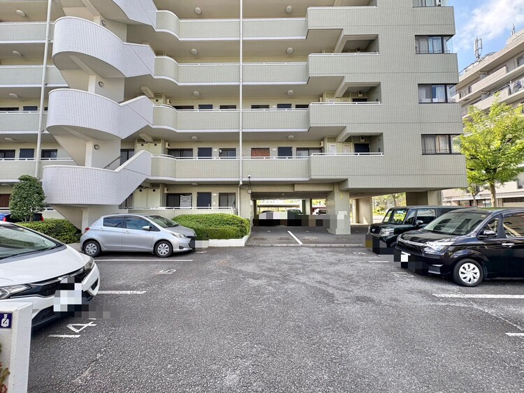 駐車場 本物件の駐車スペースです。車種制限のある場合もございますので、お気軽にお問い合わせくださいませ。