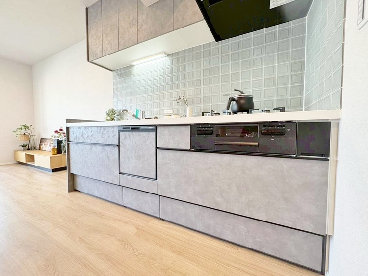 キッチン スマートな意匠と充実の機能を備えたキッチンが、暮らしにおいしい彩りを添えます。