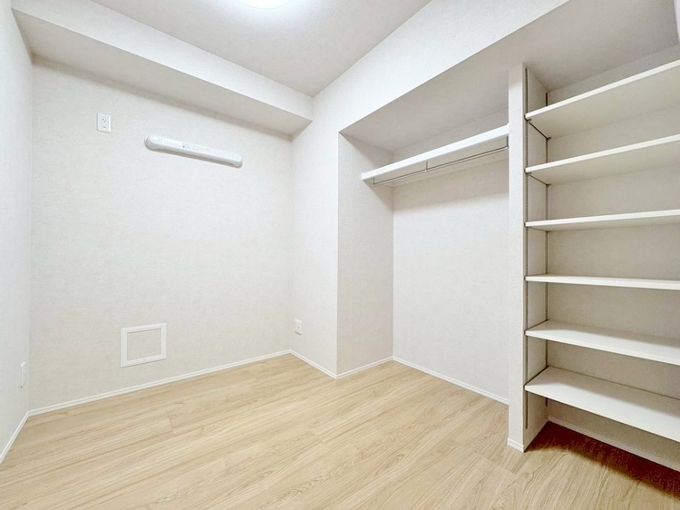 寝室 ベッドも十分に設置するスペースがあります。