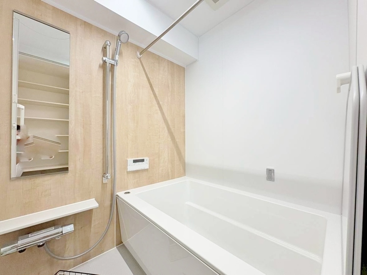 風呂 一日の疲れを癒すバスルームは、心地よいリラックスを叶える清潔感溢れる空間です。