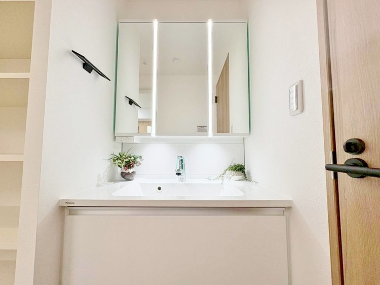 洗面 何かと物が増える場所だからこそ、スッキリと見映えの良い空間に。