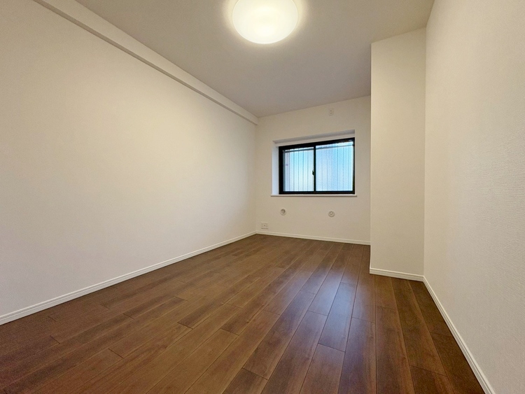 寝室 ベッドも十分に設置するスペースがあります。