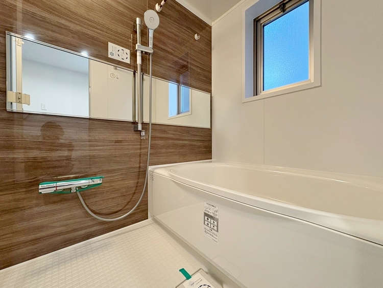 風呂 一日の疲れを癒すバスルームは、心地よいリラックスを叶える清潔感溢れる空間です。