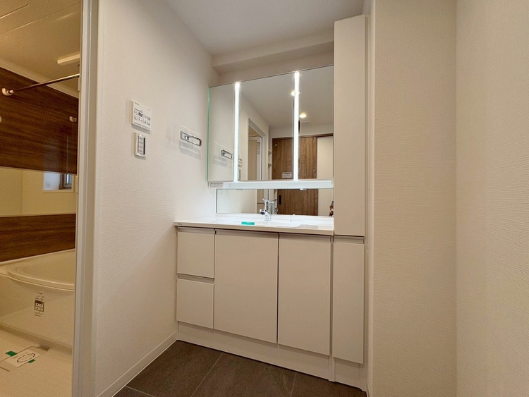 洗面 何かと物が増える場所だからこそ、スッキリと見映えの良い空間に。