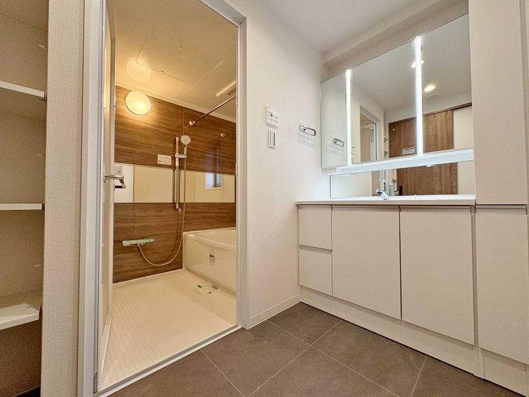 洗面 清潔感と心地よさを重視した、上質感漂うパウダールーム。