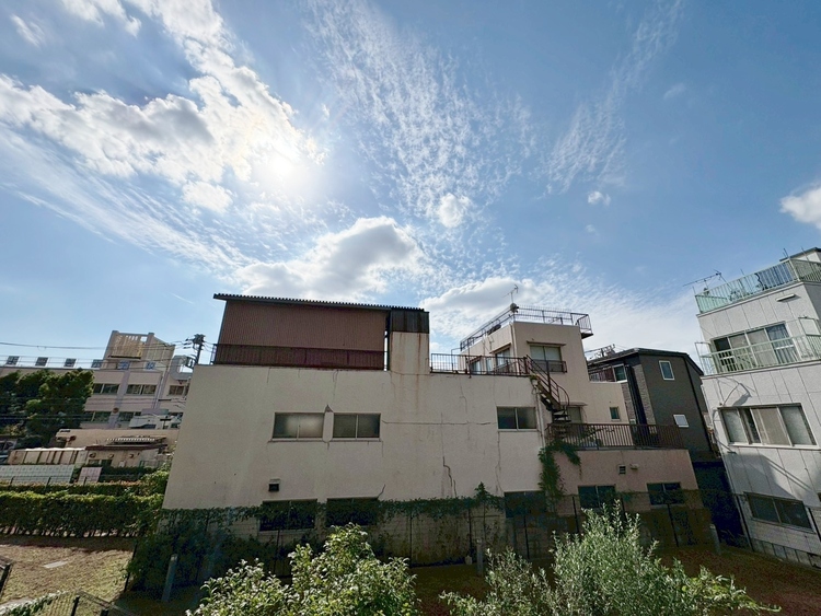 バルコニー 窓を開けると広がる青空。心をリフレッシュして日々を過ごしていきましょう。