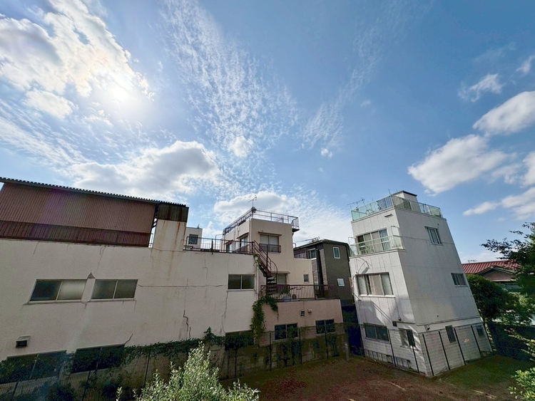 バルコニー 頬をなでる、優しい風を感じることが出来ます。