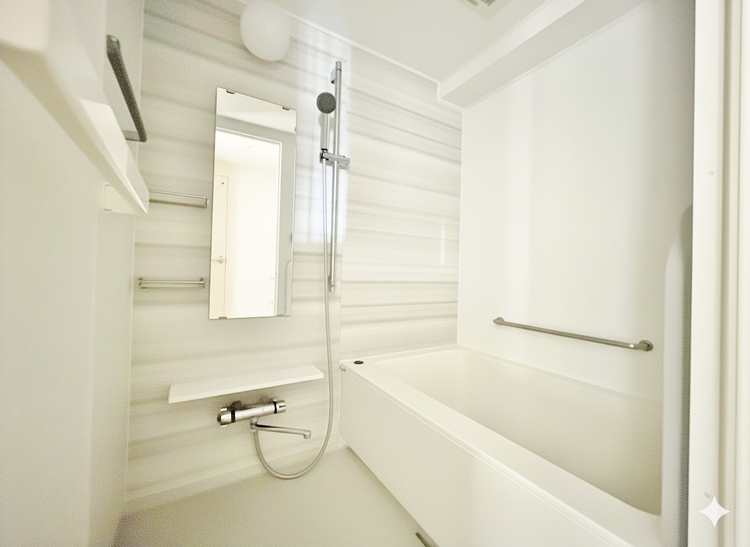 風呂 一日の疲れを癒すバスルームは、心地よいリラックスを叶える清潔感溢れる空間です。