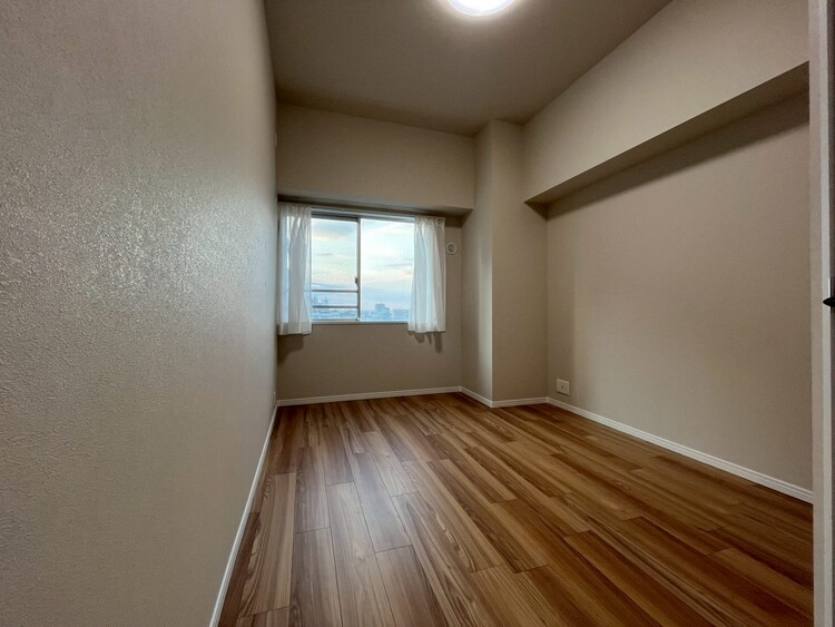 寝室 ベッドも十分に設置するスペースがあります。