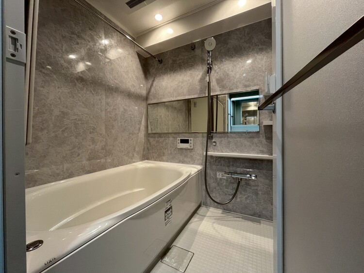 風呂 一日の疲れを癒すバスルームは、心地よいリラックスを叶える清潔感溢れる空間です。