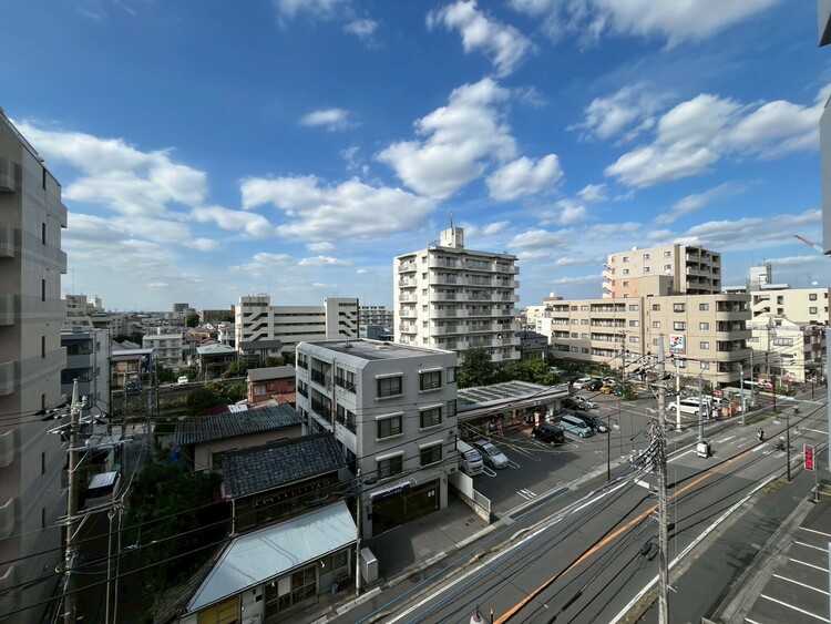 バルコニー 窓を開けると広がる青空。心をリフレッシュして日々を過ごしていきましょう。