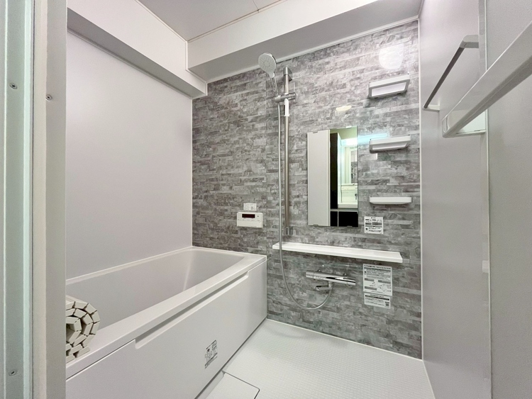 風呂 一日の疲れを癒すバスルームは、心地よいリラックスを叶える清潔感溢れる空間です。