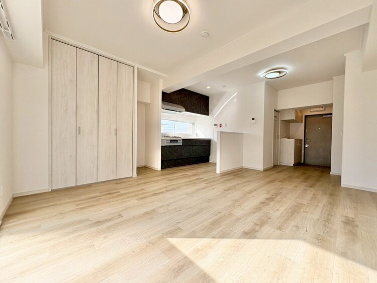 居間 忙しく過ぎゆく日常を置き去るほど、ゆったりした時間が流れるリビング。