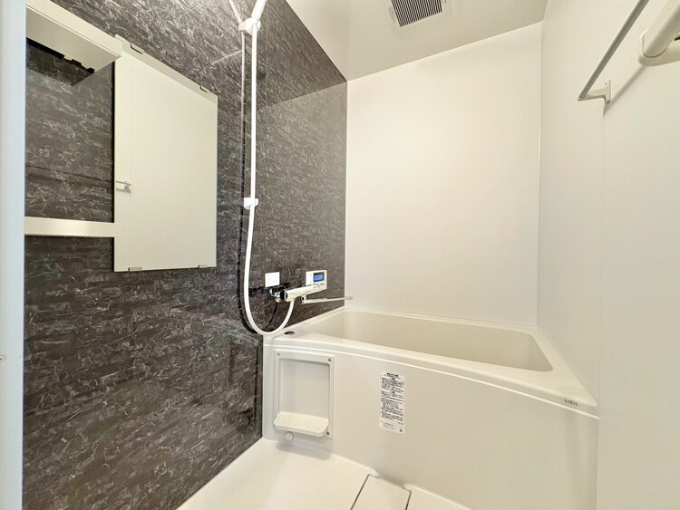 風呂 一日の疲れを癒すバスルームは、心地よいリラックスを叶える清潔感溢れる空間です。