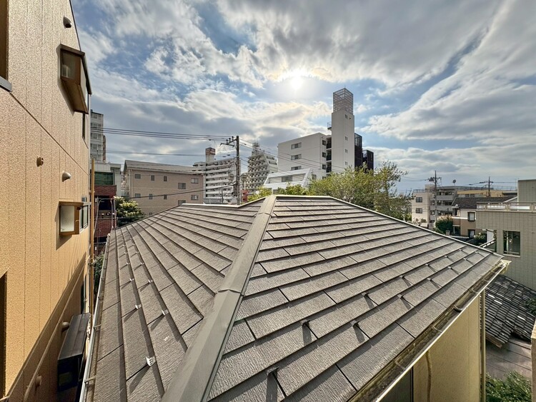 バルコニー 窓を開けると広がる青空。心をリフレッシュして日々を過ごしていきましょう。