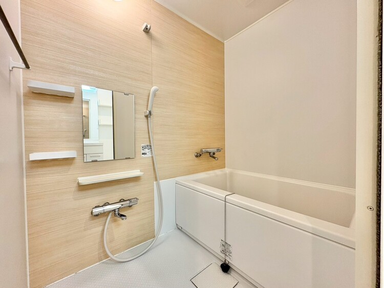 風呂 一日の疲れを癒すバスルームは、心地よいリラックスを叶える清潔感溢れる空間です。