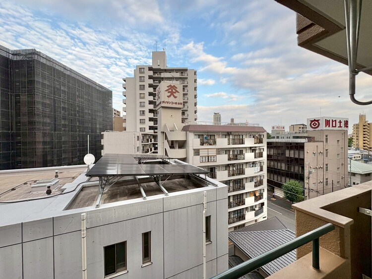 バルコニー 窓を開けると広がる青空。心をリフレッシュして日々を過ごしていきましょう。