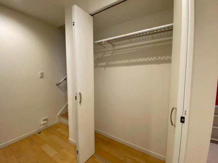 収納 玄関近くにある収納は重いものや備蓄品の収納にも便利。