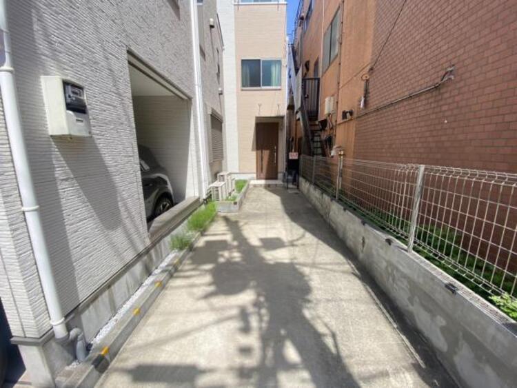 その他 玄関につながる駐車スペースなので重い荷物の出し入れの負担を最小限に抑えられます。小さなお子様も安心・安全の乗り降りができます。