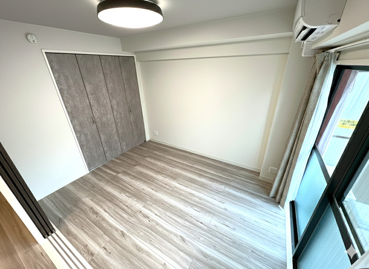 その他 リビングと区切れるスライドドアがありますので使い勝手が良い洋室となっております。*家具消し加工しております。