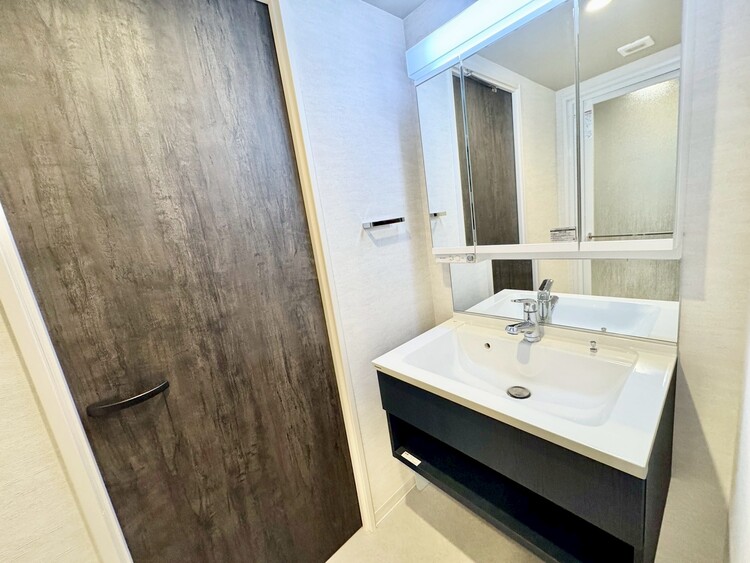 その他 清潔感を感じられる洗面化粧台。