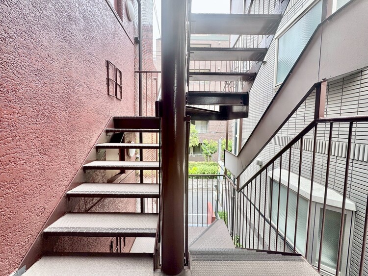その他 共用部の階段です。明るく清潔に管理されています。