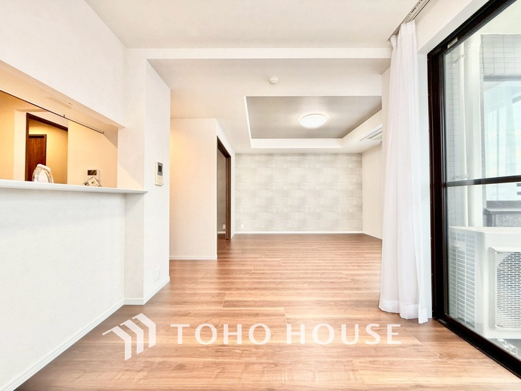 内装 ◆木漏れ日◆の様な採光が優しく足元を照らし、心地いい暮らしの道しるべを写し出す。この空間で過ごす家族との語らいの時間がとても素敵で幸せを感じるかもしれない。