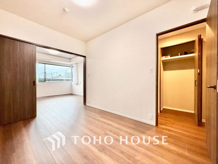 内装 ◆間接照明◆オレンジ色の光が僕達を大人な気分にさせる。静かで優しく語りかけるその光は、今日の終わりを告げてくれ、でも明日にはいい事が必ず来るよ。そんな囁きが聞こえてくる