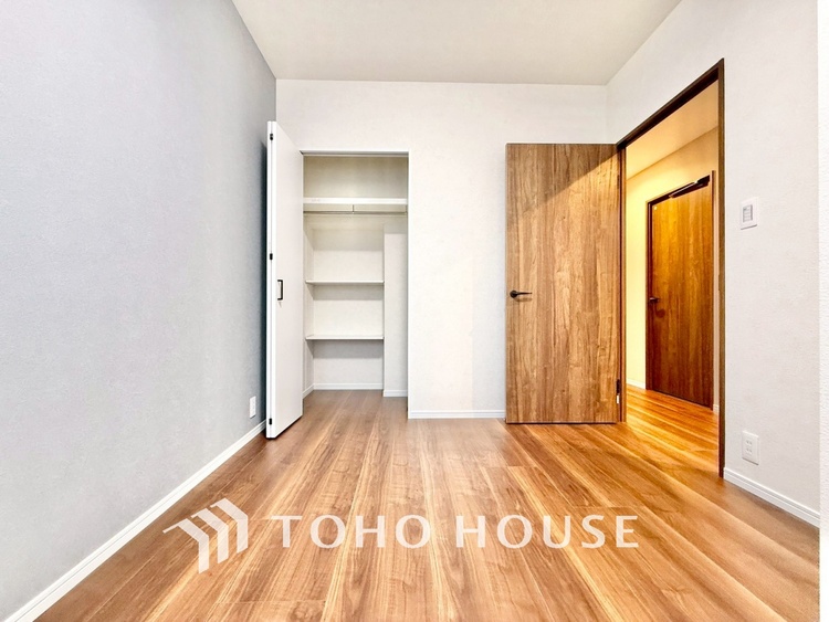 内装 ◆子供部屋◆冷涼な風、そよぐリビング。だんらんの場所はここから始まり、ここで終わる。家族の笑顔が集う素敵な場所だから、こだわり抜いた思いが詰まっているのだと思う。