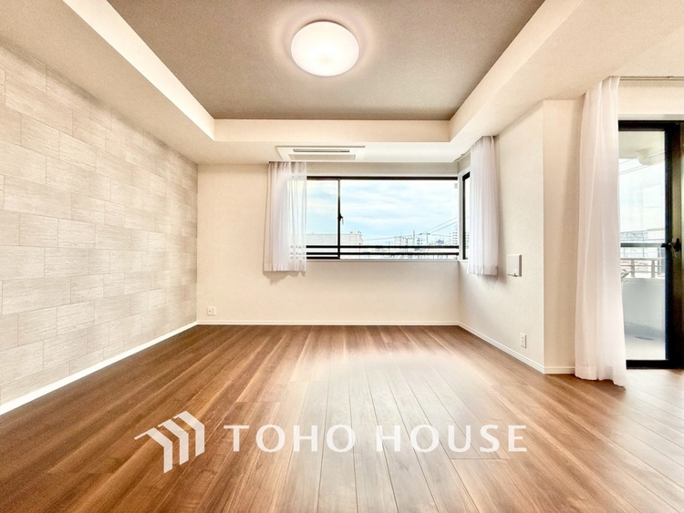 内装 ◆リビング◆たくさんの窓から注ぐ太陽の光。時間の経過とともに光と影のコントラストがこの空間のムードを変え、部屋に変化と温もりをもたらしてくれる。