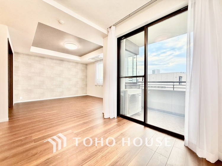 内装 ◆今宵の食卓◆ダウンライトに反射するグラスを眺めながらワインを注ぐ。トクトクと心地いい音をさせながら、フランスの古城を思わせる薫りがたちこめ、とても幸せな時を過ごせる。