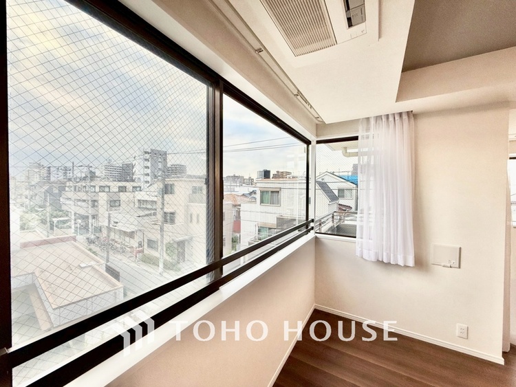 内装 ◆窓を開けると◆冷涼な風、そよぐリビング。だんらんの場所はここから始まり、ここで終わる。家族の笑顔が集う素敵な場所だから、こだわり抜いた思いが詰まっているのだと思う。