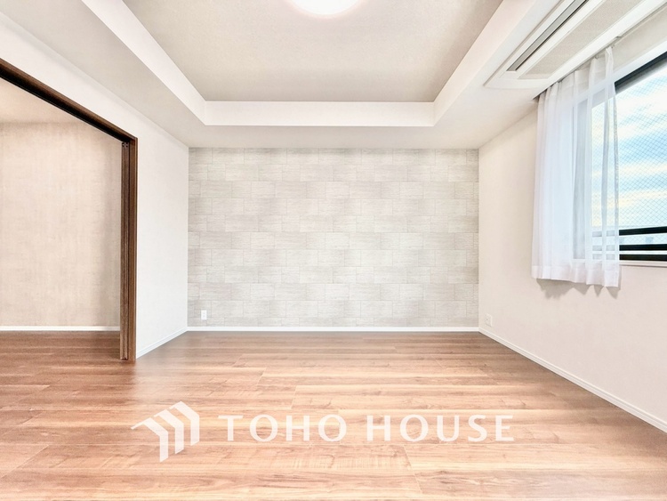 内装 ◆リビング◆そこには目を輝かせ笑顔で見つめてくれる君がいて、「おかえり」の言葉がこだまする。何気ない日々の挨拶は僕にとっては幸せで、同時に君の瞳にも恋している。