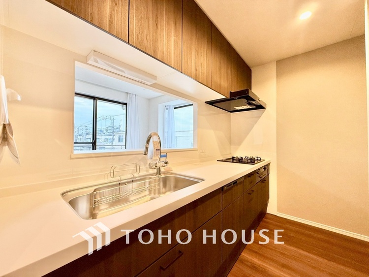 キッチン ◆キッチン◆美しく使いやすいキッチンは油汚れが簡単に拭き取れる素材で加工されており、浄水器シャワーから流す水の音を軽減する静かなシンクを採用。見えないところにさり気ない配慮が嬉しいですね