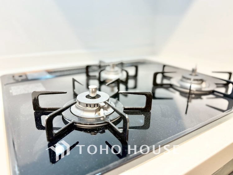 キッチン ◆今宵の食卓◆ダウンライトに反射するグラスを眺めながらワインを注ぐ。トクトクと心地いい音をさせながら、フランスの古城を思わせる薫りがたちこめ、とても幸せな時を過ごせる。