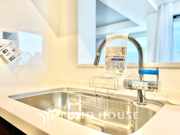 キッチン ◆キッチン◆美味しい料理を作りたくなるような気持にさせてくれる、腕を振るえる自慢のスペース。見上げると柔らかなダウンライトが包み込み、彩りを添えます。艶と光沢のある居心地の良いわが家のキッチン。