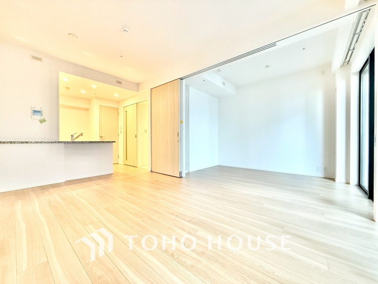 内装 ◆木漏れ日◆の様な採光が優しく足元を照らし、心地いい暮らしの道しるべを写し出す。この空間で過ごす家族との語らいの時間がとても素敵で幸せを感じるかもしれない。