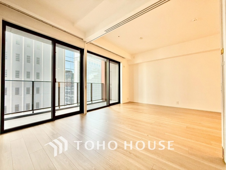 内装 ◆間接照明◆オレンジ色の光が僕達を大人な気分にさせる。静かで優しく語りかけるその光は、今日の終わりを告げてくれ、でも明日にはいい事が必ず来るよ。そんな囁きが聞こえてくる