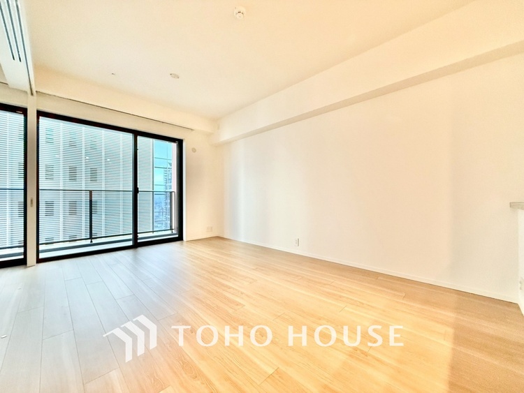 内装 ◆リビング◆たくさんの窓から注ぐ太陽の光。時間の経過とともに光と影のコントラストがこの空間のムードを変え、部屋に変化と温もりをもたらしてくれる。