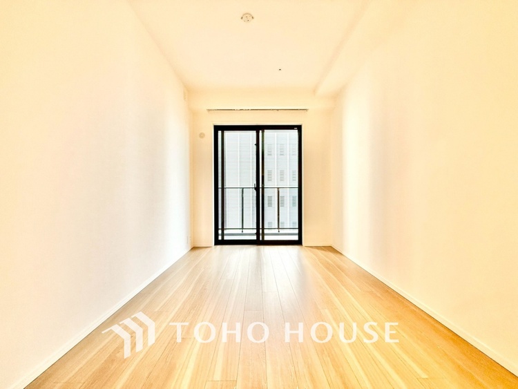 内装 ◆今宵の食卓◆ダウンライトに反射するグラスを眺めながらワインを注ぐ。トクトクと心地いい音をさせながら、フランスの古城を思わせる薫りがたちこめ、とても幸せな時を過ごせる。