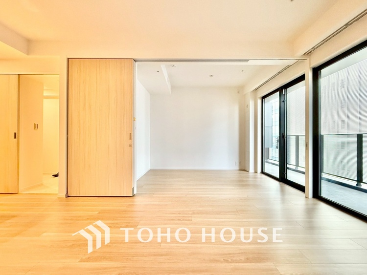 内装 ◆窓を開けると◆冷涼な風、そよぐリビング。だんらんの場所はここから始まり、ここで終わる。家族の笑顔が集う素敵な場所だから、こだわり抜いた思いが詰まっているのだと思う。