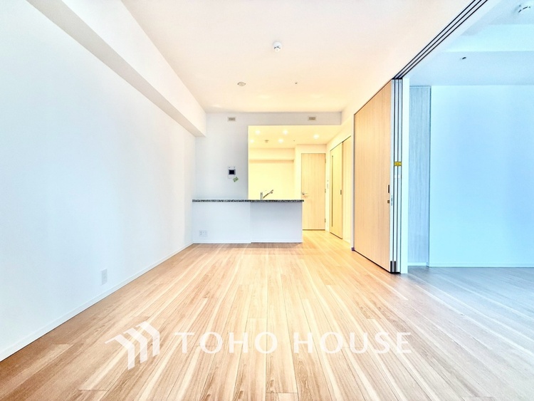 内装 ◆リビング◆そこには目を輝かせ笑顔で見つめてくれる君がいて、「おかえり」の言葉がこだまする。何気ない日々の挨拶は僕にとっては幸せで、同時に君の瞳にも恋している。