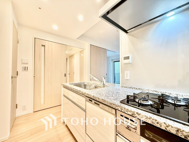 キッチン ◆キッチン◆美しく使いやすいキッチンは油汚れが簡単に拭き取れる素材で加工されており、浄水器シャワーから流す水の音を軽減する静かなシンクを採用。見えないところにさり気ない配慮が嬉しいですね